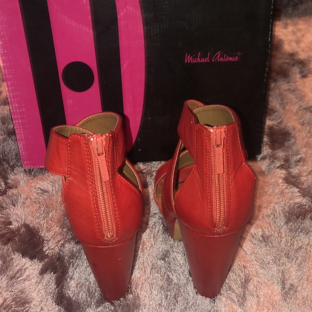 Red platforms - Picture 3 of 3